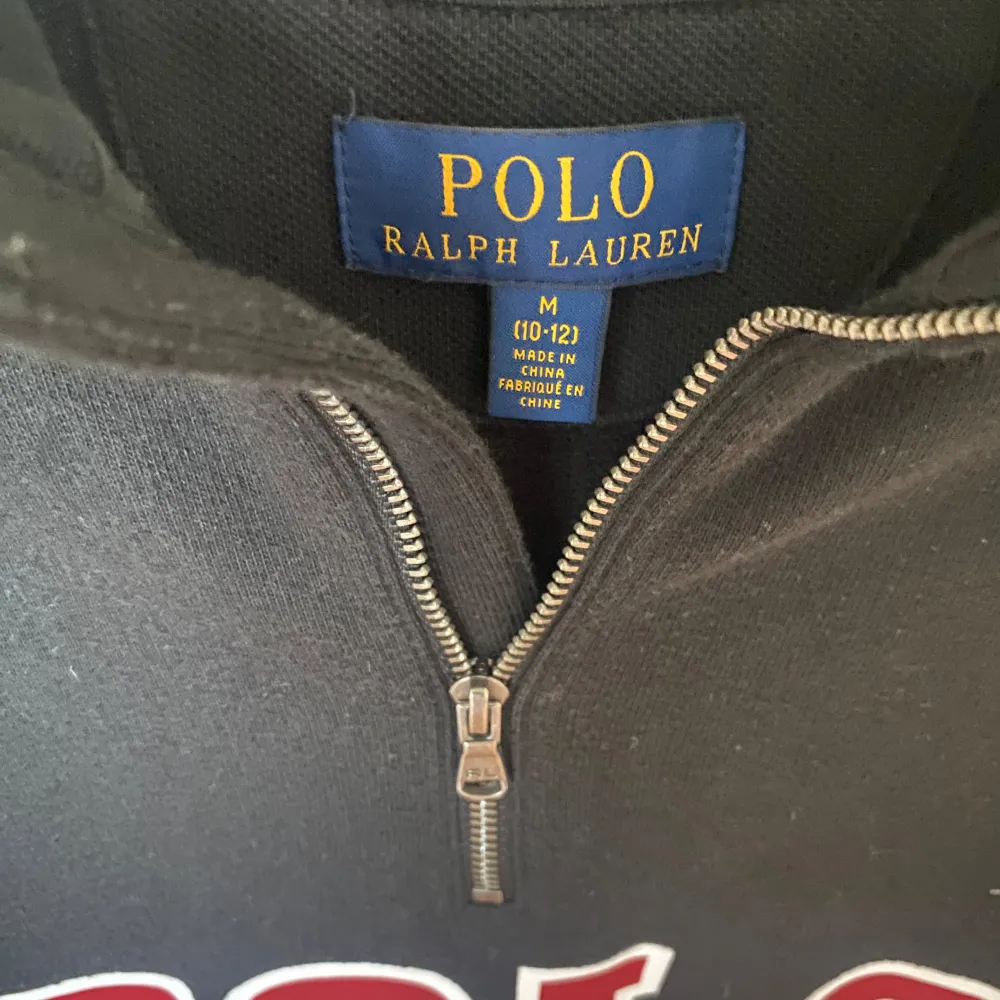 Säljer en sjukt snygg och eftertraktad Ralph lauren halfzip i storlek M (10-12 år). Tröjan har inga tecken på användning och därför skick 10/10. Nypriset låg på 1599:- Mitt pris är 599:- Hör av dig om du vill ha fler bilder eller undrar något!. Tröjor & Koftor.