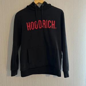 hoodrich hoodie - storlek xs passar även S, använt få tal gånger. tror jag köpte för 800kr på JD. bra kvalitet å inga defekter🙃skriv för mer information 