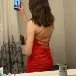 Jättesnygg röd klänning  - Röd klänning med knytning i ryggen, verkligen så fin och säljer för jag ej använder den längre 💓