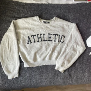 Grå långärmad  - Använd några få gånger, bra skick💗 Är kortare i modellen och slutar vid naveln🧸