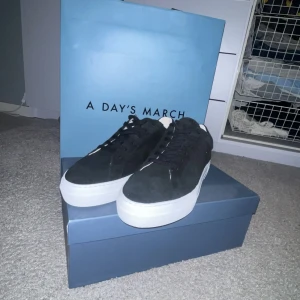 A Day’s March skor  - Tja, säljer nu mina helt nya a day’s march skor i topp skick, anledning till att jag säljer skorna är för att dom ej kommer till användning och ligger bara och ruttnar. Skick 10/10 aldrig använt. Nypris=1800kr, mitt pris=750.//Kevin