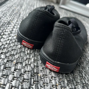 Svarta Vans - Svarta vans, knappt använda🫶🏼 Säljes pga för stora så används inte!