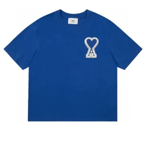 Ami Paris T-Shirt - Tjo, säljer denna fina blå ami Paris tröjan då jag är i behov av pengar för tillfället. Den är i skick 9/10 och är utan skador, kvitto ska nog gå att leta fram om det begärs. Storlek M och är true to size. Skriv vid minsta fråga! 🙋🏻‍♂️ 