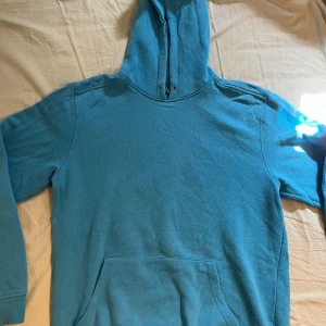 Hoodie - Blå hoodie i storlek S, använd mycket men fint skick, saknar snören💕