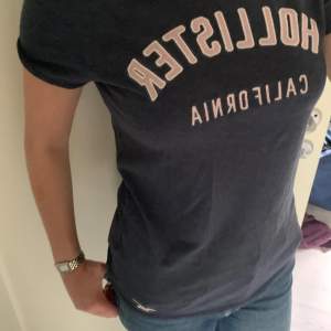 En super gullig Hollister T-shirt med texten ”Hollister California”. Den är Marinblå med rosa/vit text❤️Tröjan passar mig som vanligtvis har S. Bra skick. Skriv vid funderingar!❤️