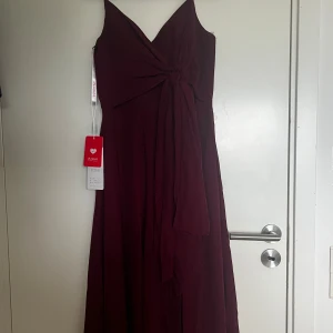 Balklänning - Super fin balklänning som jag aldrig har använt, lappen sitter kvar ✨ Storlek 34 🫶🏽 Bara att hör av sig om ni vill ha fler foton 💞