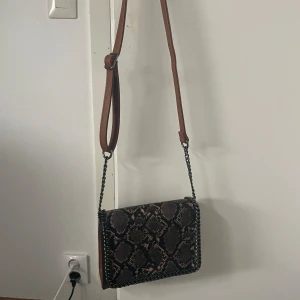 Väska - Minns ej vart den är köpt ifrån. Aldrig använd. Mycket fint skick. Kommer inte till användning. 