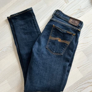 Nudie Jeans Long John - Nudie Jeans av modellen Long John | Storlek: 32/32 - Skicket på jeansen är väldigt bra utan defekter - Vårat pris: 649kr - Nypris: 1599kr