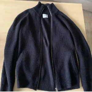 Hel zip  - Säljer denna hel zip från Jack and Jones för 250kr köpte den för 600kr i storlek s i bra skick