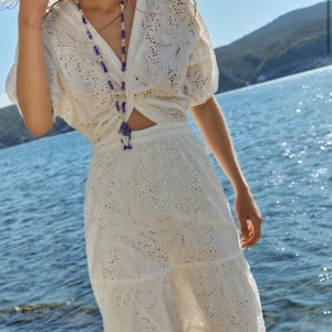 Klänning med knut - Beställde från zara inför midsommar men satt tyvärr inte som jag tänkte på mig😔säljer för 500kr, köpte för 700kr! Jättefin nu till sommaren👌🏼😋kontakta privat vid intresse, kan även skicka mer bilder om det önskas!