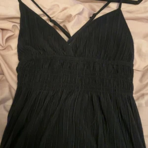 Volang klänning - Jätte fin och mjuk volang klänning från Gina tricot, ungefär över knäna och är öppen i ryggen med ett X.  Passar också storlek S