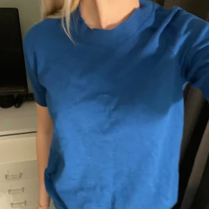 Blå stickad t-shirt  - Aldrig använd 