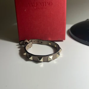 Valentino Armband - Valentino Armband med box!   Väl använt😁Syns mest baktill att det är väl använt, men annars fint!