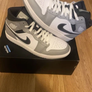 Air Jordan 1 Mid 'Light Smoke Grey Anthracite' -  Storlek-40  Har använt 4 gånger passar inte mig längre (unisex)