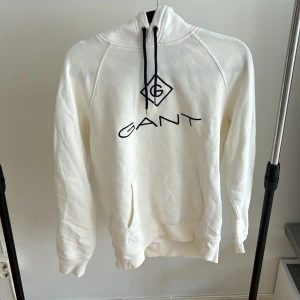 Gant hoodie - Vit hoodie från Gant i stl M är andvänd fåtal ggr