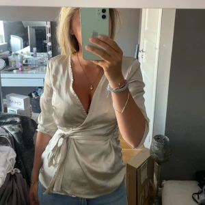 Silkes topp - Säljer nu denna fina tröja som passar perfekt till fest. Bra skick och endast använd en gång. 