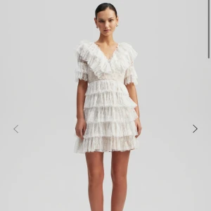 By malina klänning - *pris kan diskuteras* Säljer min superfina by malina ”sky mini dress”, som jag köpte förra sommaren men tyvärr bara fått användning för ett fåtal gånger😓💓 superfint skick, nypris 2800kr