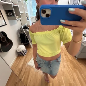 Söt blus 🥰 - En jättesöt off shoulder blus ifrån GinaTricot i storlek S, perfekt till sommaren. Pris kan såklart diskuteras 🩷