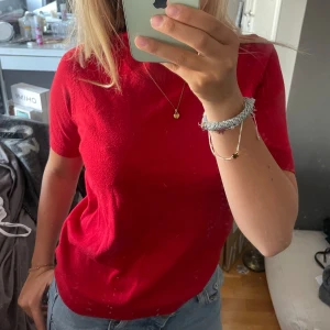 Stickad topp - Säljer nu denna topp då den aldrig kommit till användning. Bra skick.