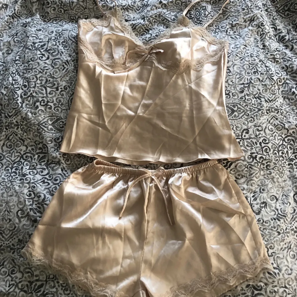 (Lånade bilder) beige/rosa satin pyjamasset från Missäy. Knappt använt, väldigt bra skick. Kan skicka som tidigast den 26:e då jag är bortrest just nu.. Övrigt.