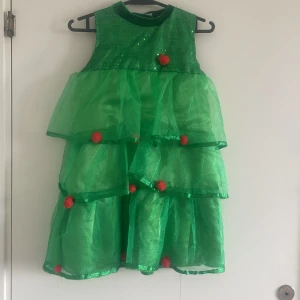 En perfekt julgransklänning🎄 - En perfekt julgransklänning🎄som passar perfekt till julafton/ nyår ( SKRIV OM NI HAR FRÅGOR KRING KLÄNNINGEN)