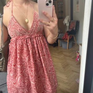 Klänning zara - Miniklänning från Zara i storlek S. Aldrig använd och prislappen sitter kvar 💕