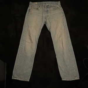 Levis jeans - Ett par ljusblåa levis 501 i storlek 31:30