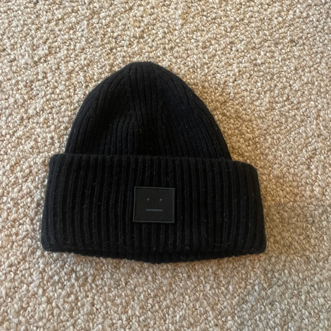 Svart acne mössa - 90