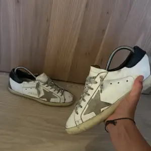 Ett par fräscha golden goose för endast 1450 (STEAL) skick 9/10 vid minsta funderingar är det bara att höra av sig Pris går att diskuteras vid snabb affär.självfallet äkta