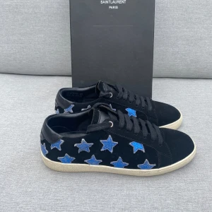 Saint Laurent skor - Tja! Säljer ett par saint Laurent skor i storlek 40. Skicket är 9/10. Skriv vid minsta fundering🙌