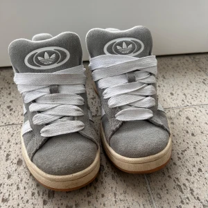 Adidas Campus 00s ”Grey Gum” - Säljer dessa sjukt snygga ”Adidas Campus 00s” i grå!🤩De är använda ett fåtal gånger men fortfarande i fint skick utan några defekter😊