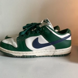 Nike Dunk Low - Originellt pris 1100 på Nike.com. Storlek 40,5 säljer för de inte är min stil och passar inte min storlek alls. Använda för mer än ett år sen och de är knappt creasade. Priset kan diskuteras