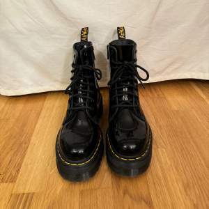 Dr. Martens Jadon Platform. Använda en gång, i nyskick. Säljer pga fel storlek. 