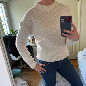 En vit fräsch stickad tröja - En snygg nästa aldrig använd vit stickad tröja i väldigt bra skick