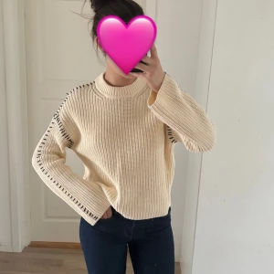 Stickad tröja ifrån Ginatricot - Beige/gräddvit färg, använd en gång så i nyskick🤍Köpt för 499 kr, priset kan diskuteras!