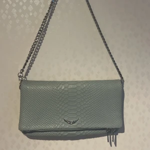 Zadig Voltaire väska - Säljer min handväska från Zadig Voltaire då jag aldrig använder den längre. Den är i skick som ny då jag inte använt den super mycket. Medkommer dustbag men hittade inte kvittot i stunden! Kan försöka leta om du gärna vill ha!
