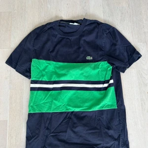 Lacoste T-Shirt - Storlek small. Använder inte så säljer. Sitter som en S/M generellt. 
