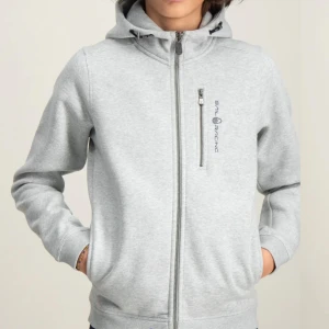 Sail racing hoddie - Som ny, använd några gånger bara. Som nytt skick. Skriv privat för privata bilder. Ny pris 999kr Pris kan diskuteras privat.  Storlek 160 passar även mig som xss/xs. 