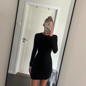 Svart klänning  - Svart klänning, strl XS. Helt ny! Öppen rygg.