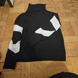 Fin hoodie i gott skick - Tjockare hoodie i svart och vitt. Passar från storlek S>L i fint skick. Unisex.