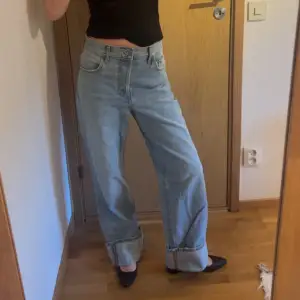 Jättefina jeans ifrån Zara! Använda max 5 ggr så i bra skick. I strl 34 men jag är en xs-s och de är oversized. 