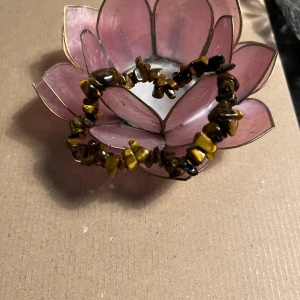 Tiger öga Armband - Spicea upp outfiten med detta fina tiger öga armband, med trumlade chips. Superfint!  Hör av er om ni har några frågor (: Endast Swish 