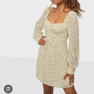 Adoore mykonos - Säljer min gula Mykonos klänning från Adoore i storlek 36, passar mindre/större storlek då det är resår bak. Använd enstaka gång så fint skick!