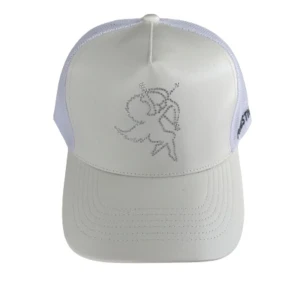 Rhinestone Keps - Säljer en helt oanvänd, snygg och sällsynt rhinestone keps från @Prestigieux.store  Om du vill sticka ut lite extra i sommar med en keps så tipsar jag dig om denna. (du får även med en snygg påse till kepsen)