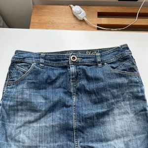  Trendigt jeans kjol ❤️ - Jätte fin jeans kjol aldrig andvänt. Storkel 40 skulle säga mer som en 38. Märket är esprit. Köpt secondhand. Med röda tyg innan för fickorna. Köp gärna ❤️