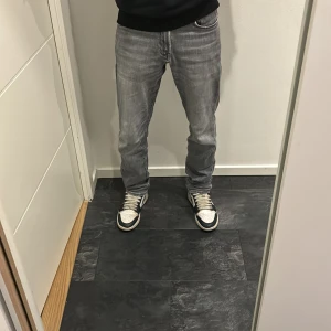 Air Jordan 1s - Air jordan 1s mörkblå haft de i något år men har använts i 2 månader deäe mycket väl vårdade lite smutsiga snören men d Inger sin inte går o fixa annars ser de bra ut. Nypris 1400kr