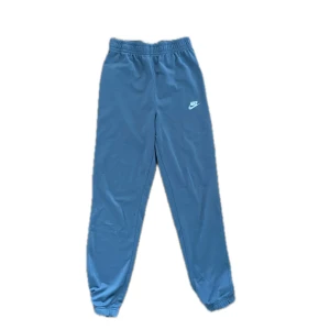 Nike sportswear track pants - Nike sportswear mjukisbyxor i fint skick. Storlek XL barn, sitter som en XS herr. Gråblå i färgen