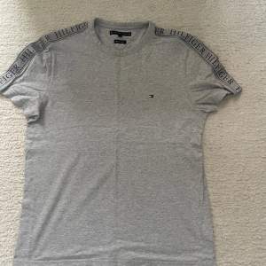 Säljer en Tommy Hilfiger  T-shirt  Använd ett fåtal gånger väldigt bra skick storlek Large  Ljusgrå  