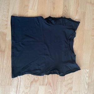 T-shirt - Basic t-shirt med volang armar från lager 157. Den är väldigt strechig och passar från xs till M kom dm för mer frågor 