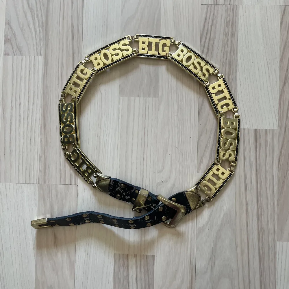 Big Boss bälte i främst metal men med läder delar för spännet och öglorna. 96cm - 106cm.. Muu.